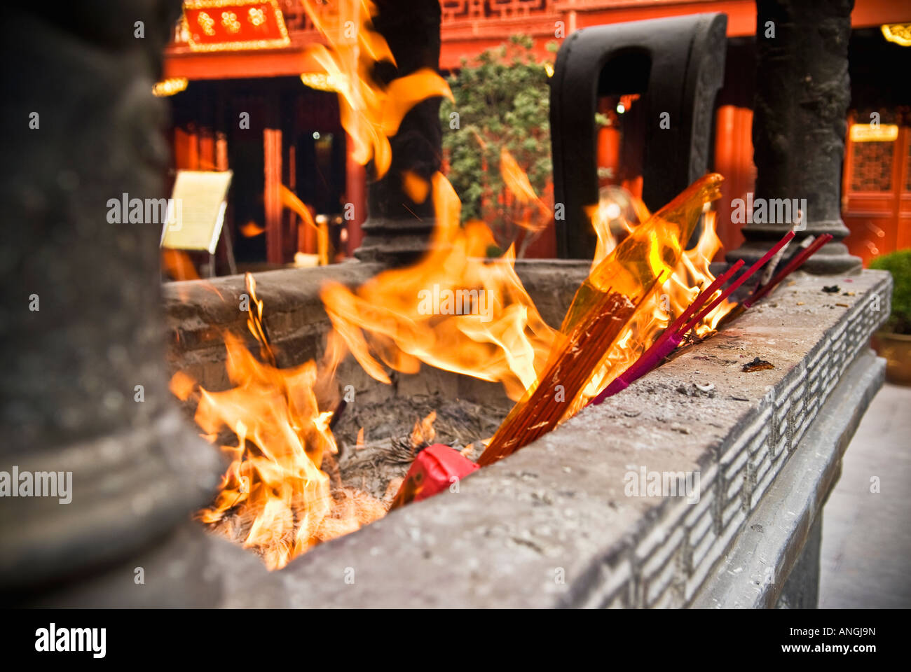 China temple smoke burn incense hi-res stock photography and images - Alamy