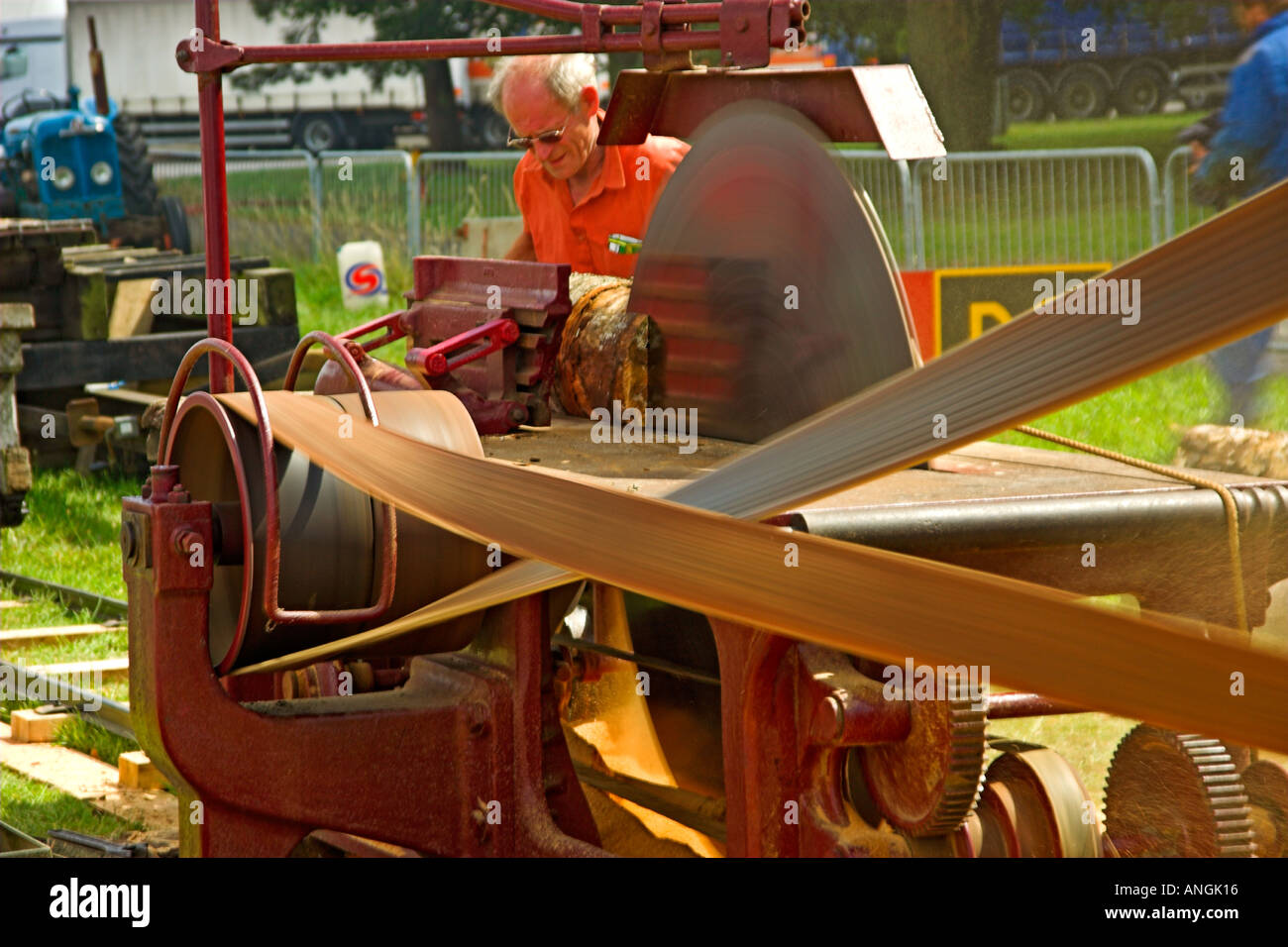 Belt driven saw hi res stock photography and images Alamy