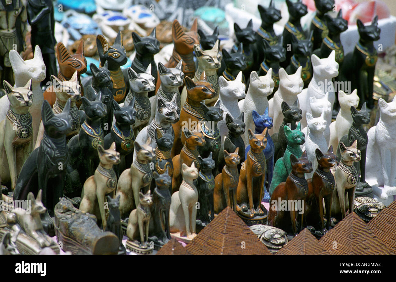 EGYPT THE PYRAMIDS AT GIZA TOURIST SOUVENIRS FOR SALE CATS KING