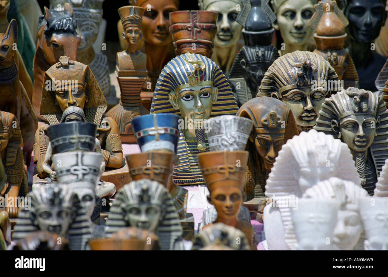 EGYPT THE PYRAMIDS AT GIZA TOURIST SOUVENIRS FOR SALE CATS KING TUTANKHAMUN Stock Photo Alamy