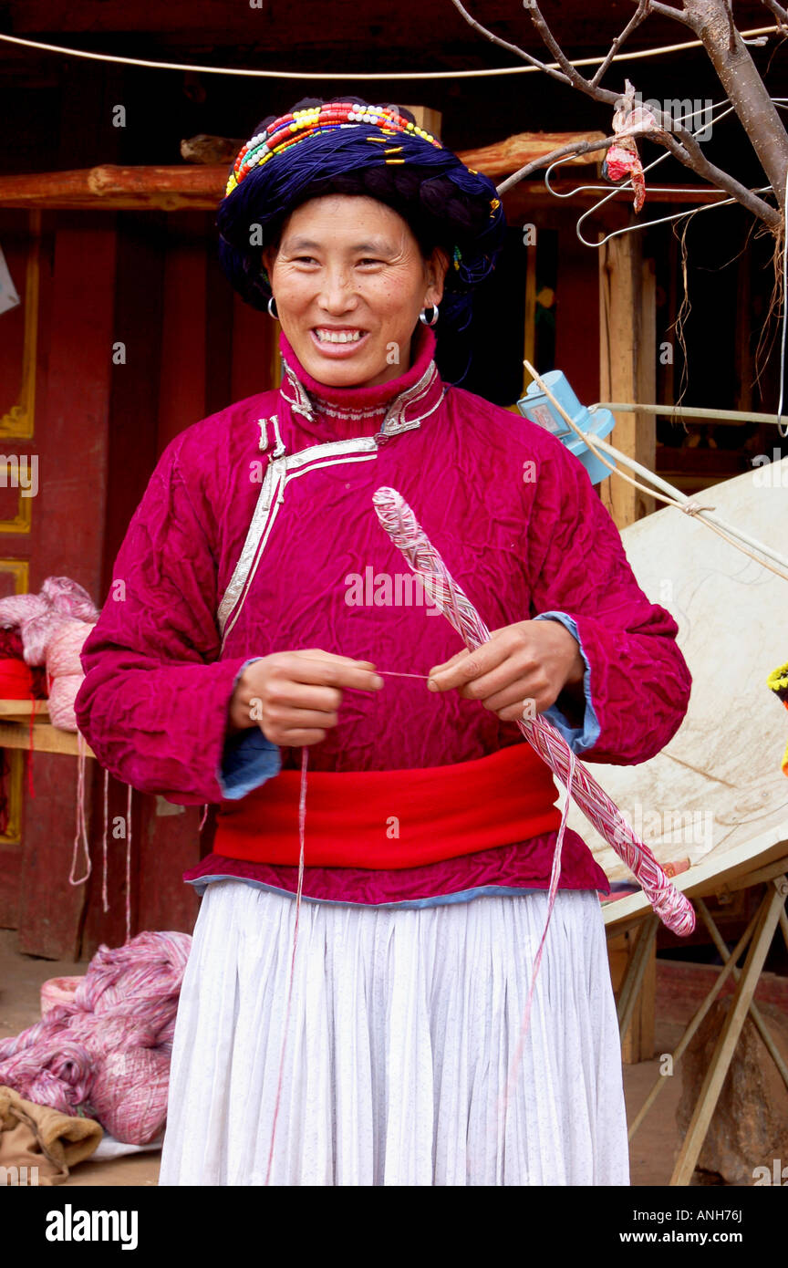 a Yunnan  Mosu minority at home To work at a loom. To make (cloth) by interlacing the threads of the weft and the warp on a loom Stock Photo