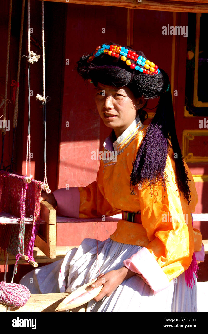 a Yunnan  Mosu minority at home To work at a loom. Stock Photo