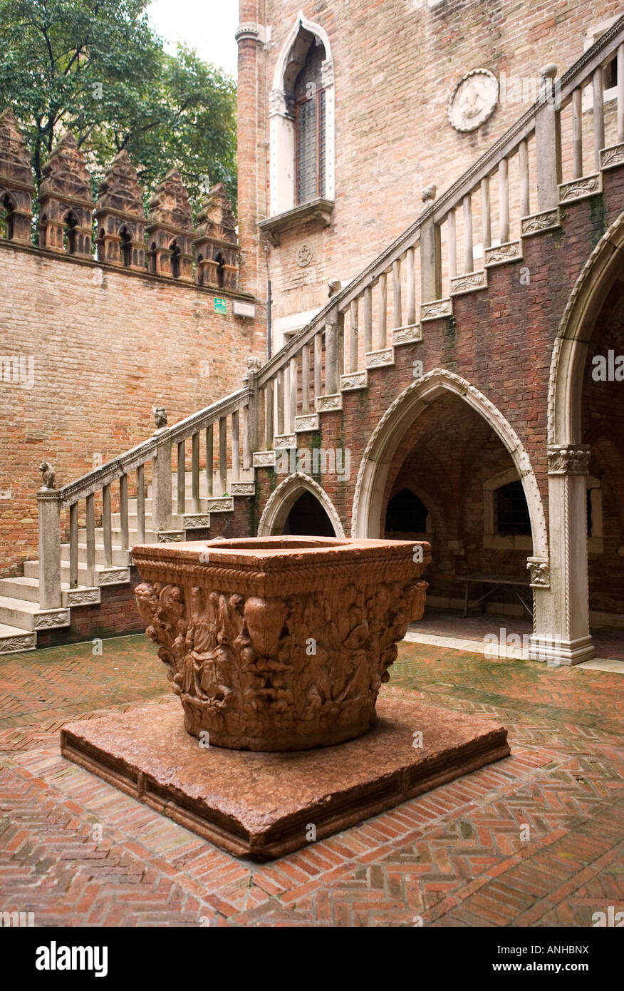 Courtyard of the Ca d'Oro museum and art gallery Venice Stock Photo Alamy