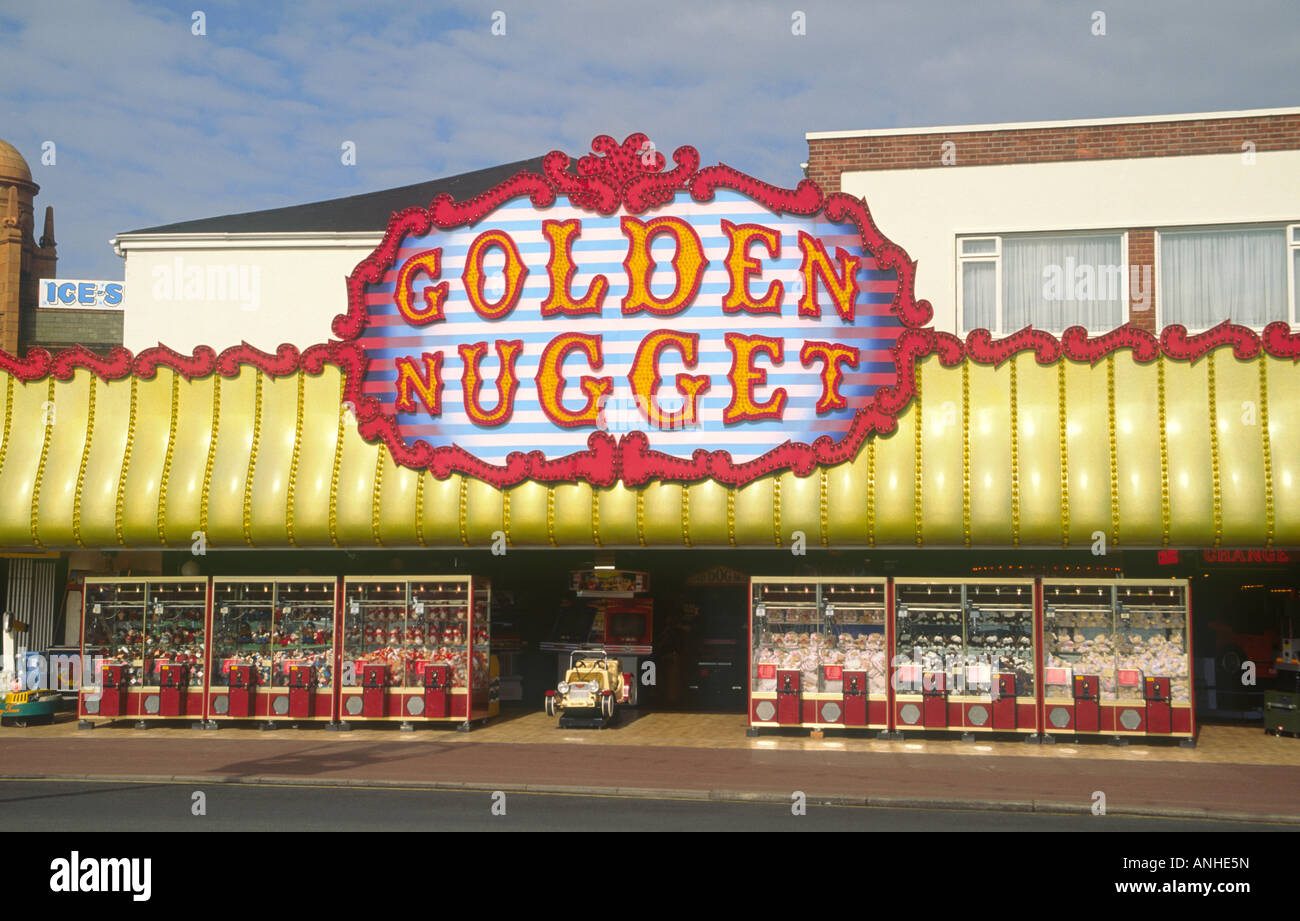 Seafront arcade hi-res stock photography and images - Alamy