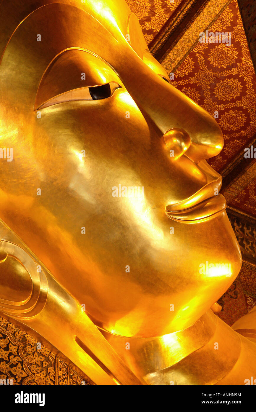 Reclining Gold Buddha at Wat Pho Temple Stock Photo - Alamy