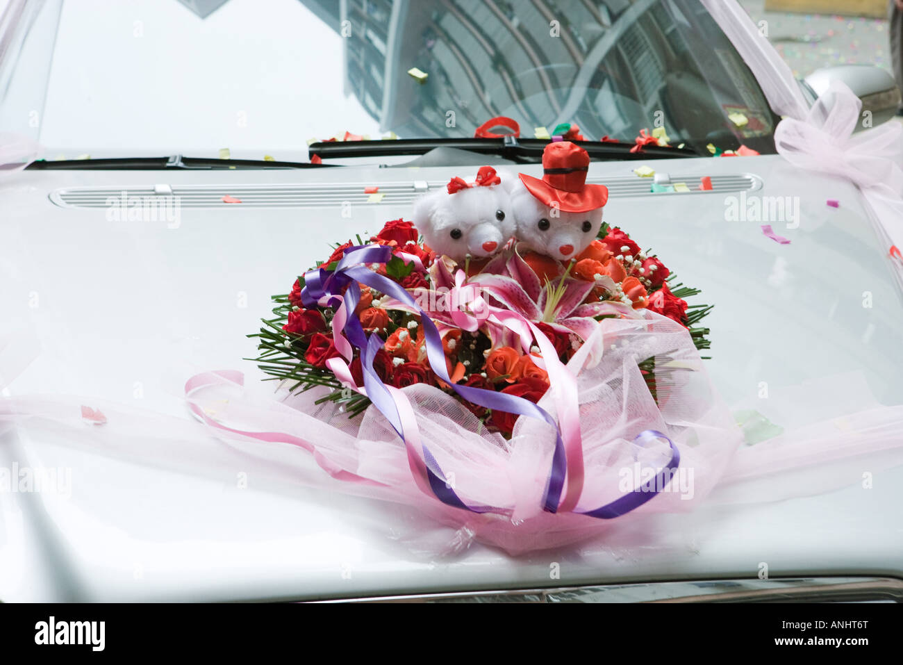 Wedding decorations on hood of car Stock Photo Alamy