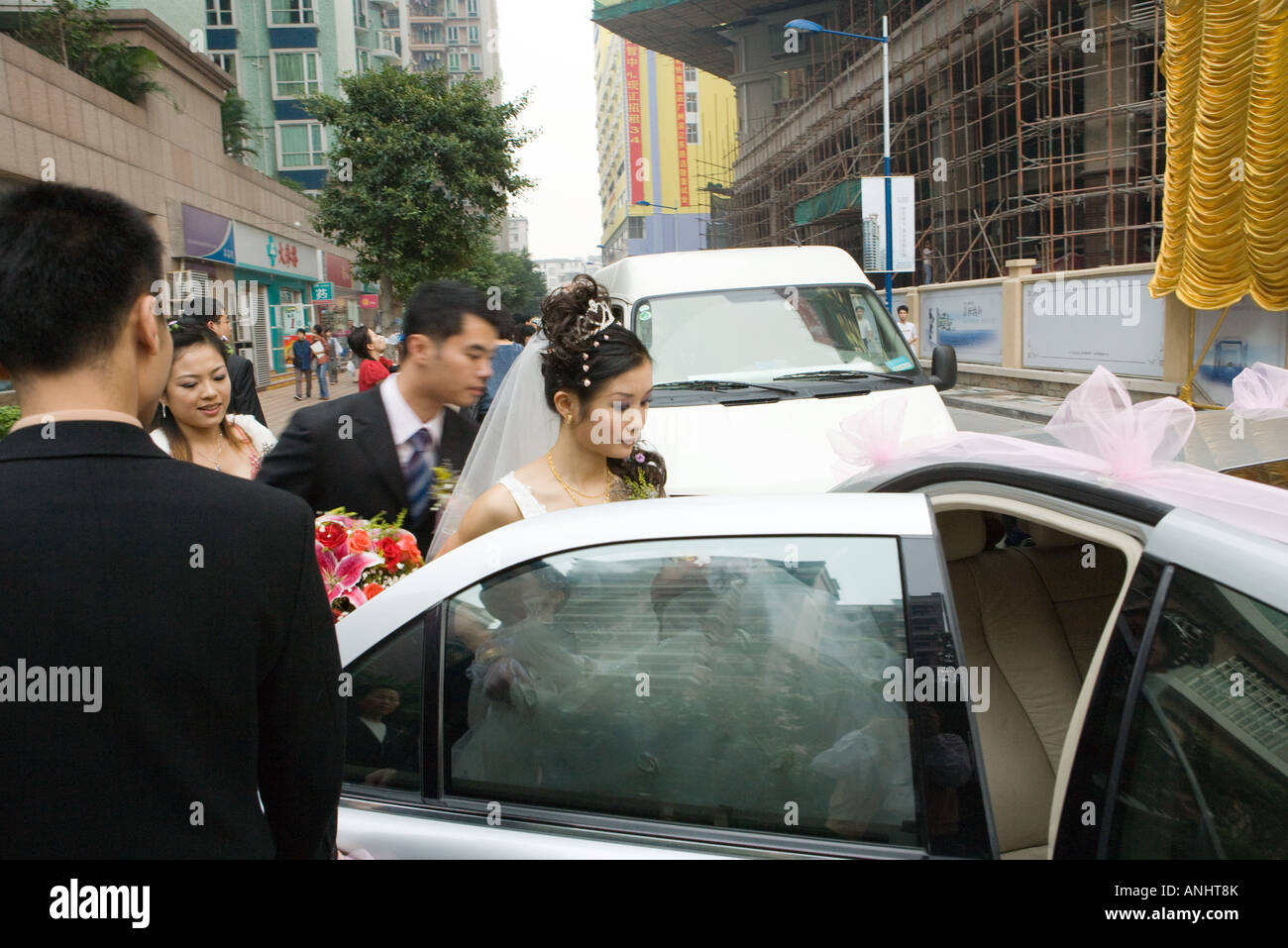 Bride and groom getting in to car Stock Photo - Alamy