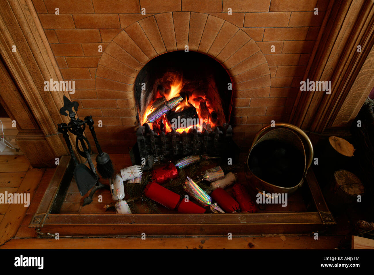 Burning in the fireplace hi-res stock photography and images - Alamy