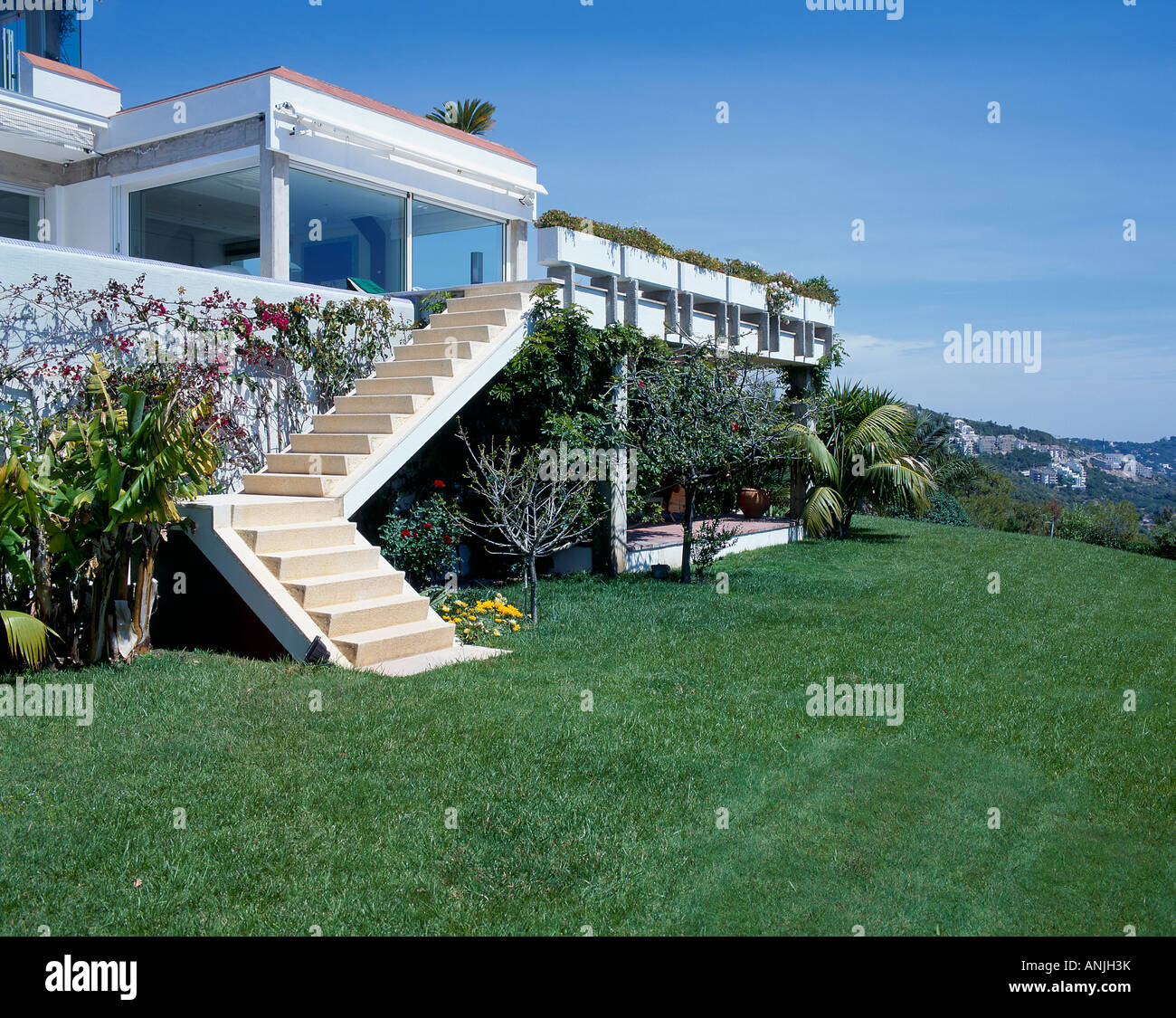 View of a house with a sprawling lawn Stock Photo