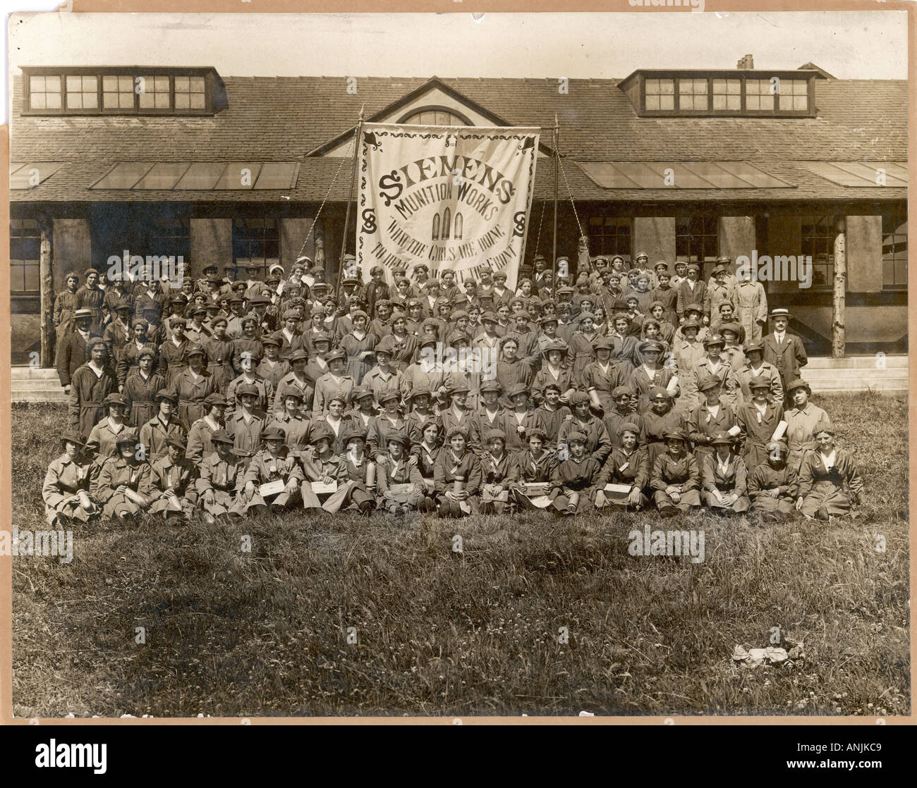 World war munitions factory workers hi-res stock photography and images ...