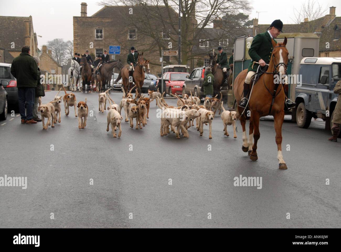 Heythrop Hunt Huntsmen and hounds New Year s Day Meet Stow on the Wold Gloucestershire Stock Photo