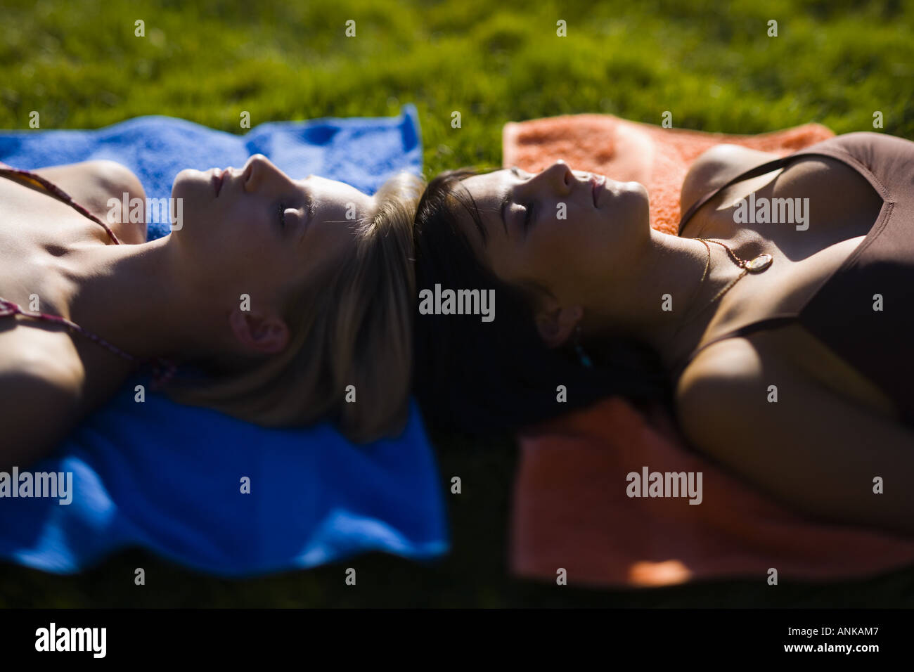 Two young women teenagers hi-res stock photography and images - Alamy