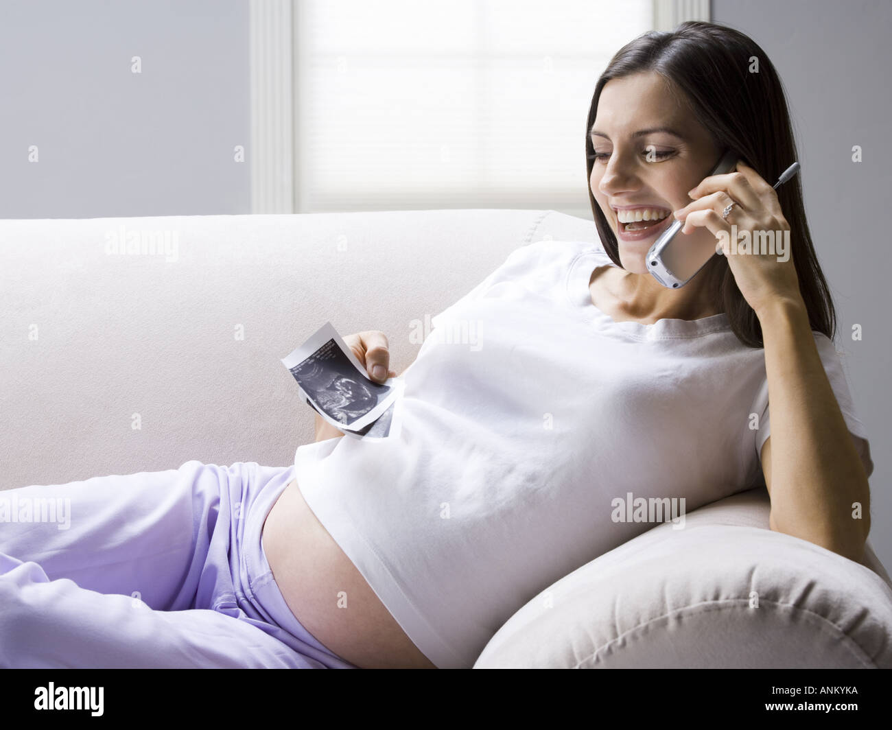 Беременная девушка с телефоном. Беременная женщина с телефоном. Беременная с телефоном. Беременная женщина с телефоном. Беременная с телефоном в руках.