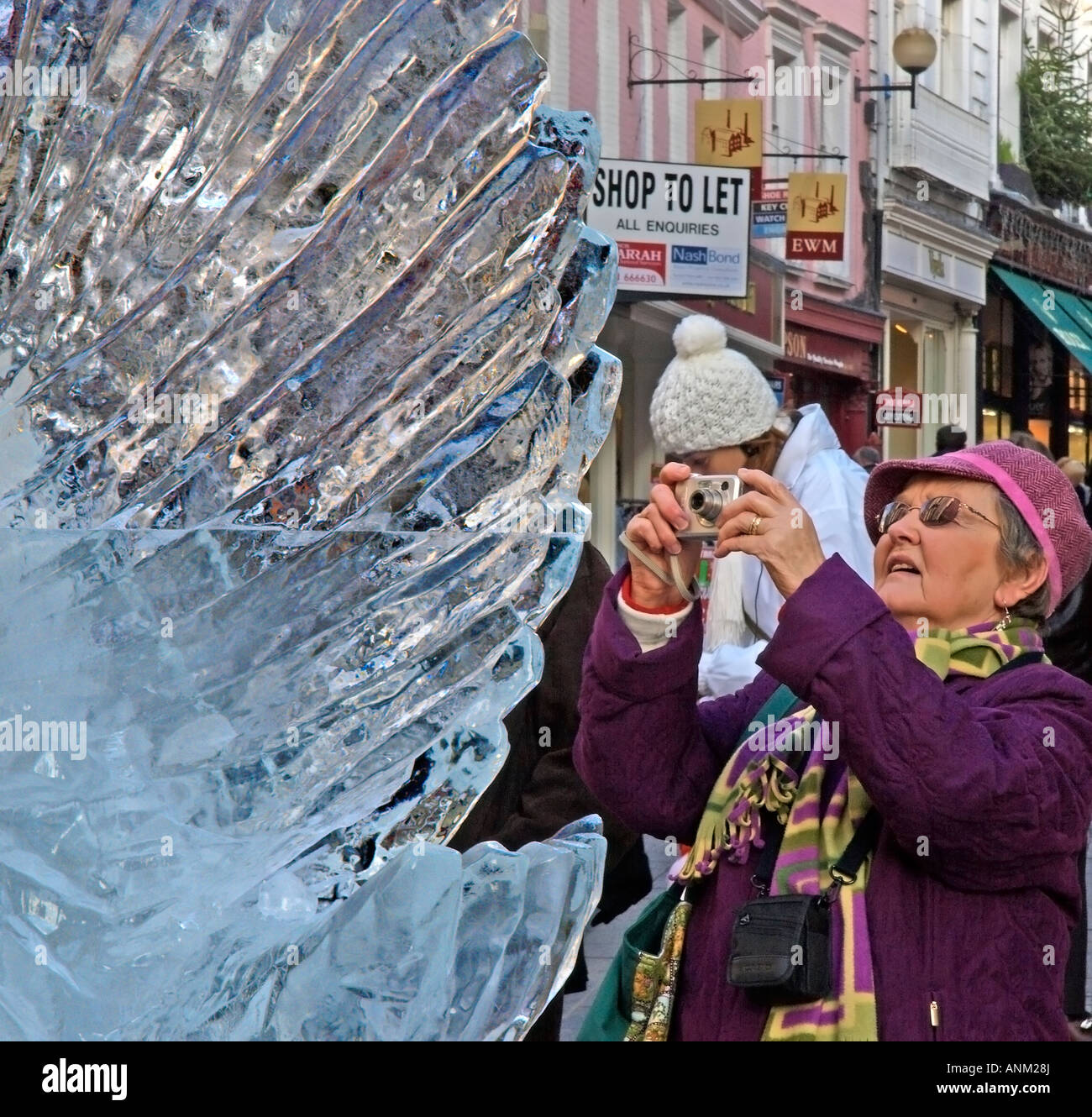 Ice sculpture of a female hi-res stock photography and images - Alamy
