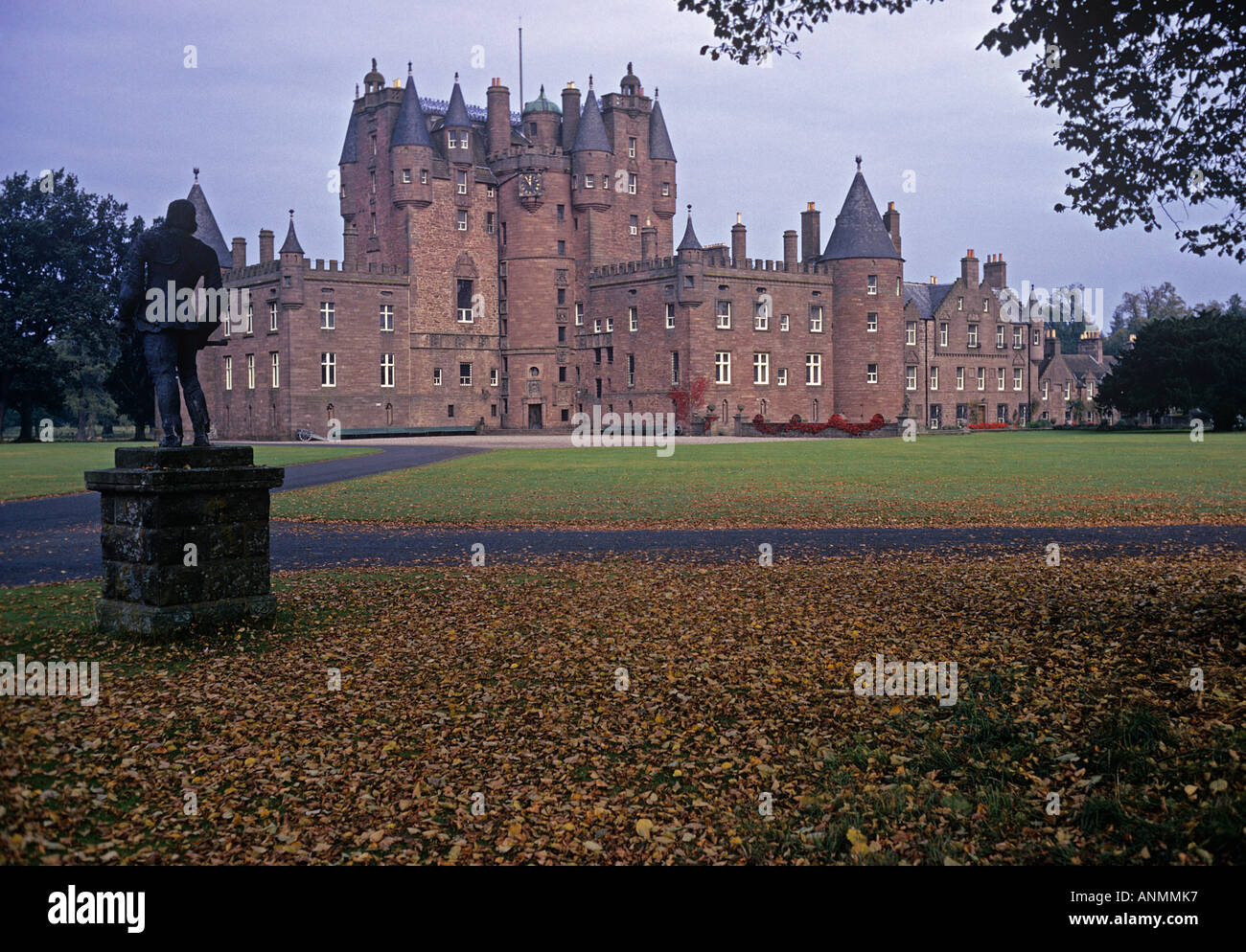 The queen mother glamis castle hi-res stock photography and images - Alamy