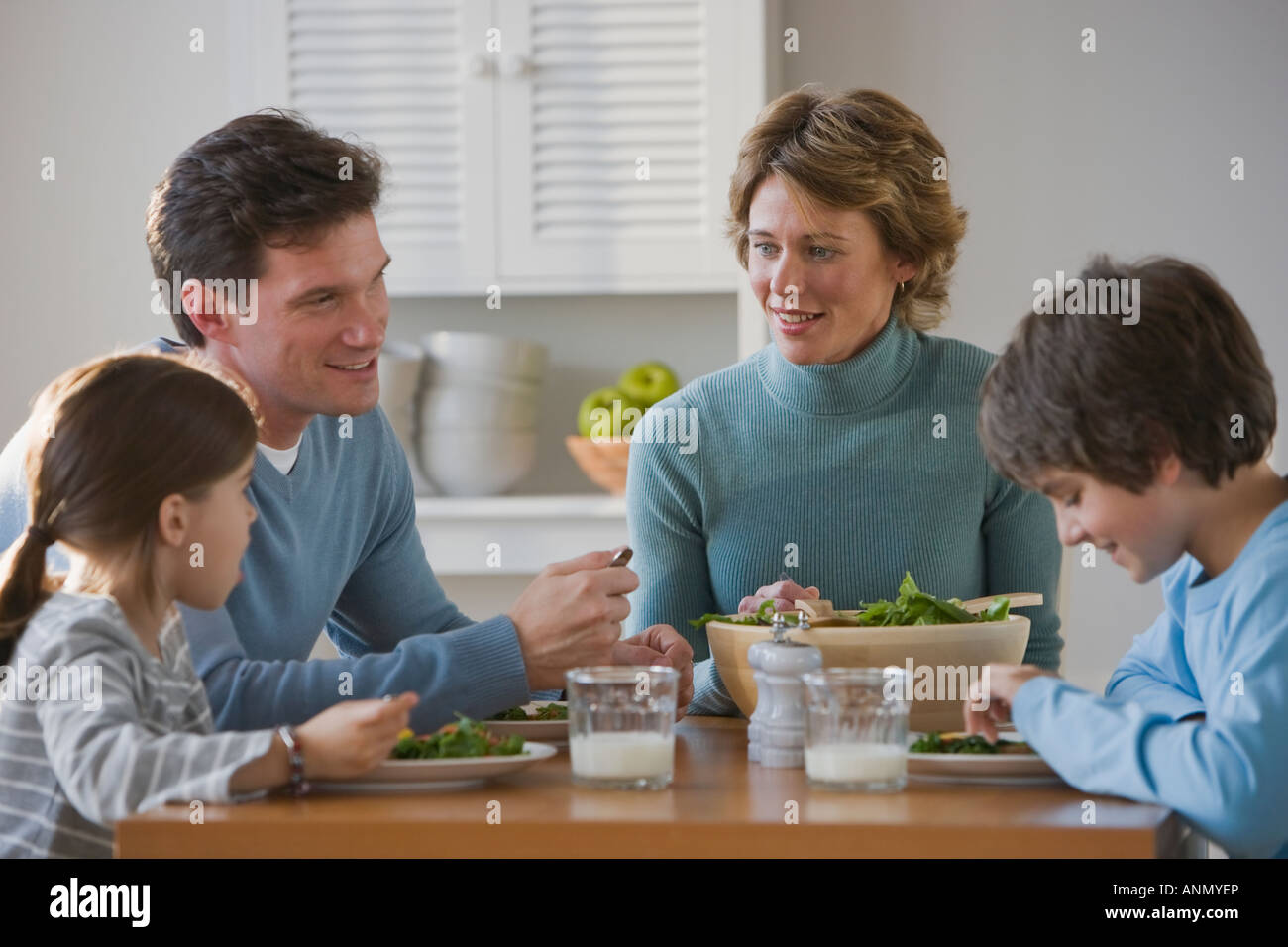 Употребление детьми готовых домашних блюд предоставленных родителями. Два мальчики обедают вместе. Aile. Родители не должны кормить взрослых людей. Под давлением родителей фото.