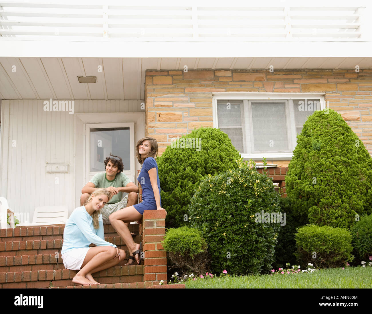 Three women sitting on front steps hi-res stock photography and images ...