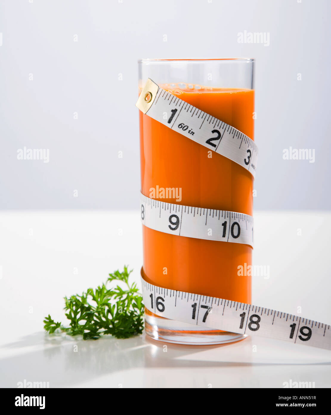 Овощной детокс смузи. Сок из огурца. Худеем на соках. Фрукты овощи соки. Фреш яблочно сельдереевый.