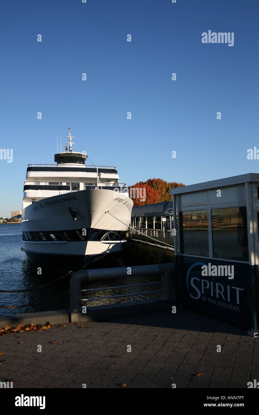 Detroit Lions place massive jersey on Spirit of Detroit statue - Sports  Illustrated