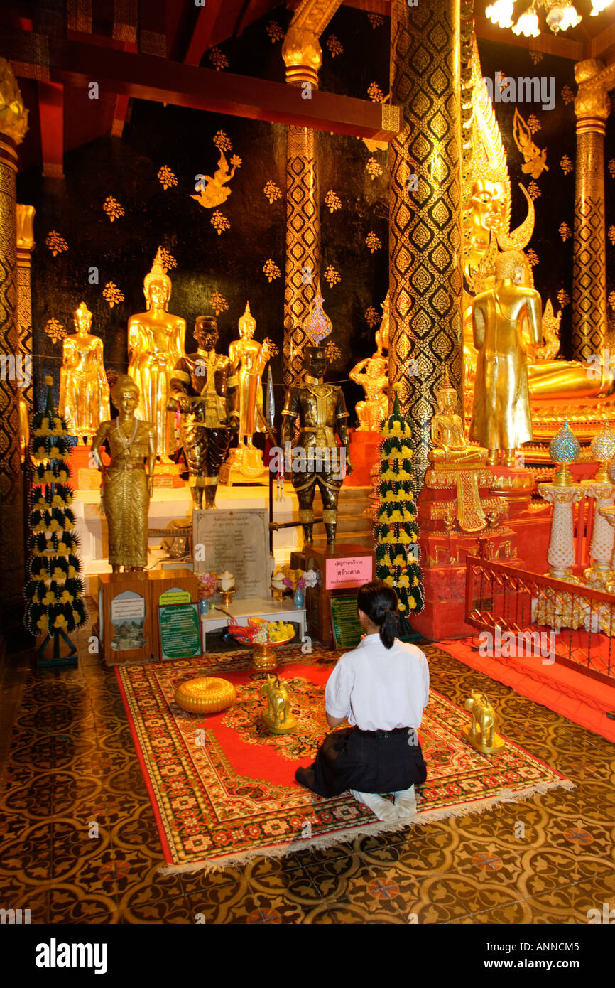 Women preying before Buddhas at Wat Phra Si Ratana Mahathat in Phitsanoluk Stock Photo