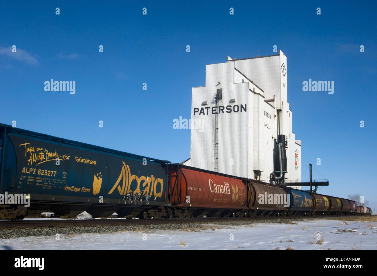 Rail cars and grain elevator, Melville, Saskatchewan, Canada Stock Photo