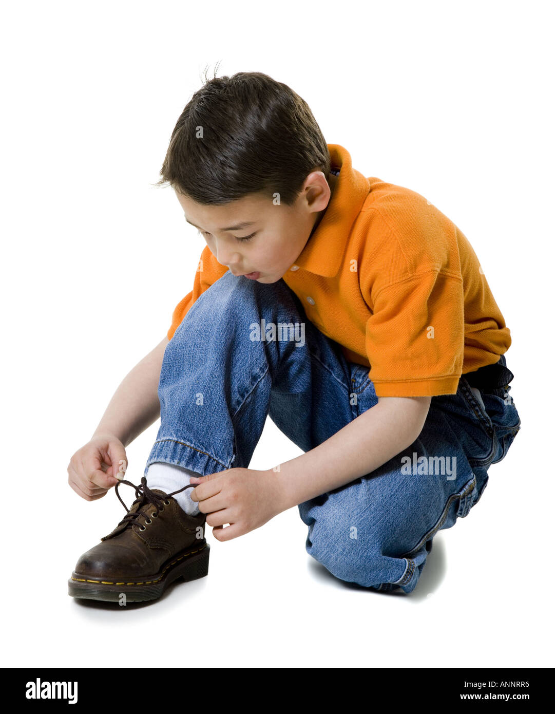 Человек надевает обувь. Мальчик обувается. Ботинки для мальчика. Мальчик надевает ботинки. Мальчик одевается.