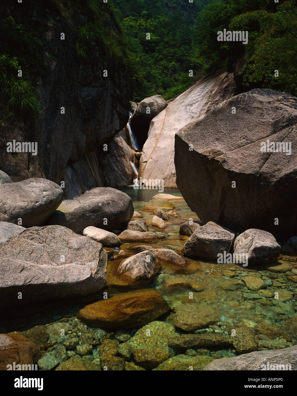 Waterfall flowing lake rocky hi-res stock photography and images - Alamy