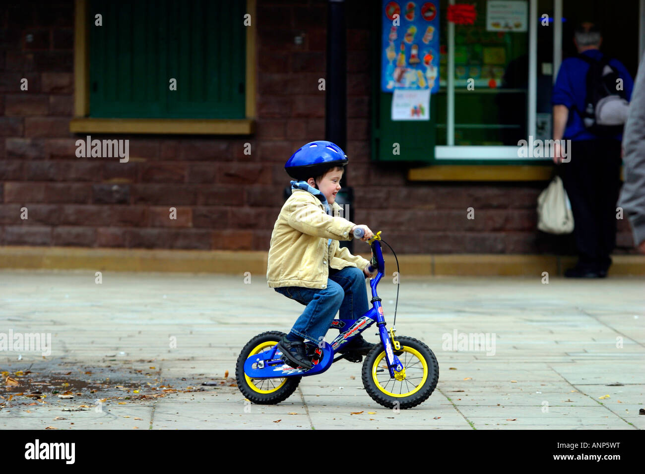 sixyearold, riding his bicycle without stabilizers for the first time