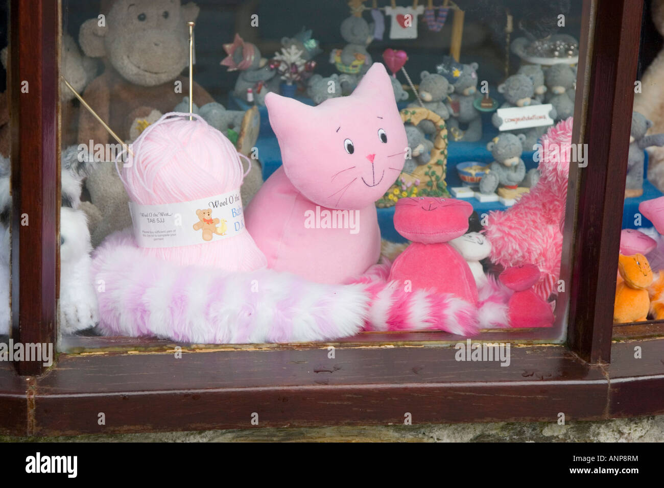 Souvenir cats in a shop window Stock Photo - Alamy