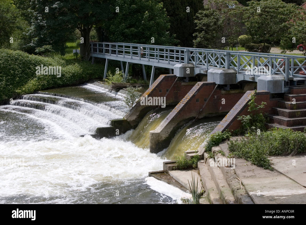 Weir and sluice gate on the River Thames at Goring and Streatley Stock Photo
