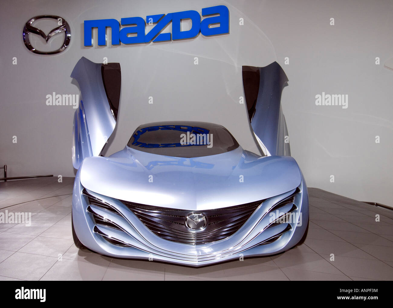 https://c8.alamy.com/comp/ANPF3M/futuristic-mazda-taiki-concept-sports-car-at-tokyo-motor-show-2007-ANPF3M.jpg