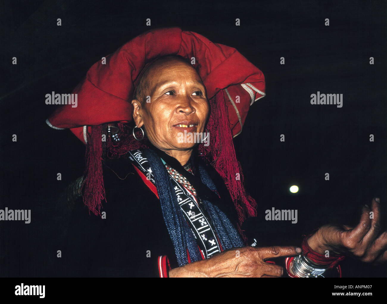 Vietnamese tribal costumes hi-res stock photography and images - Alamy