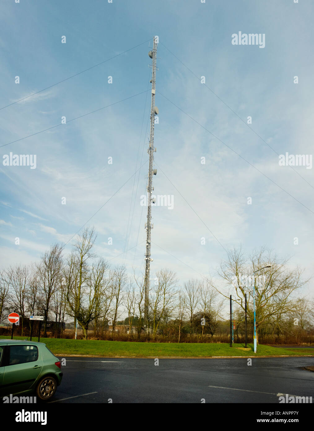 Very tall radio mast near M4 service station, Berkshire Stock Photo Alamy
