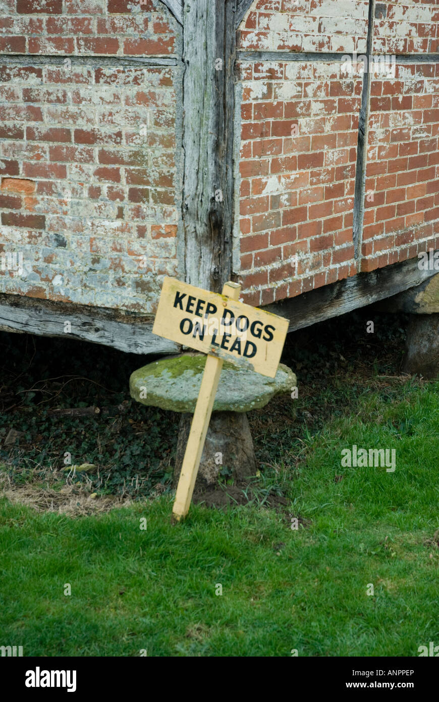 Keep dogs on lead sign next to grain storage building Stock Photo