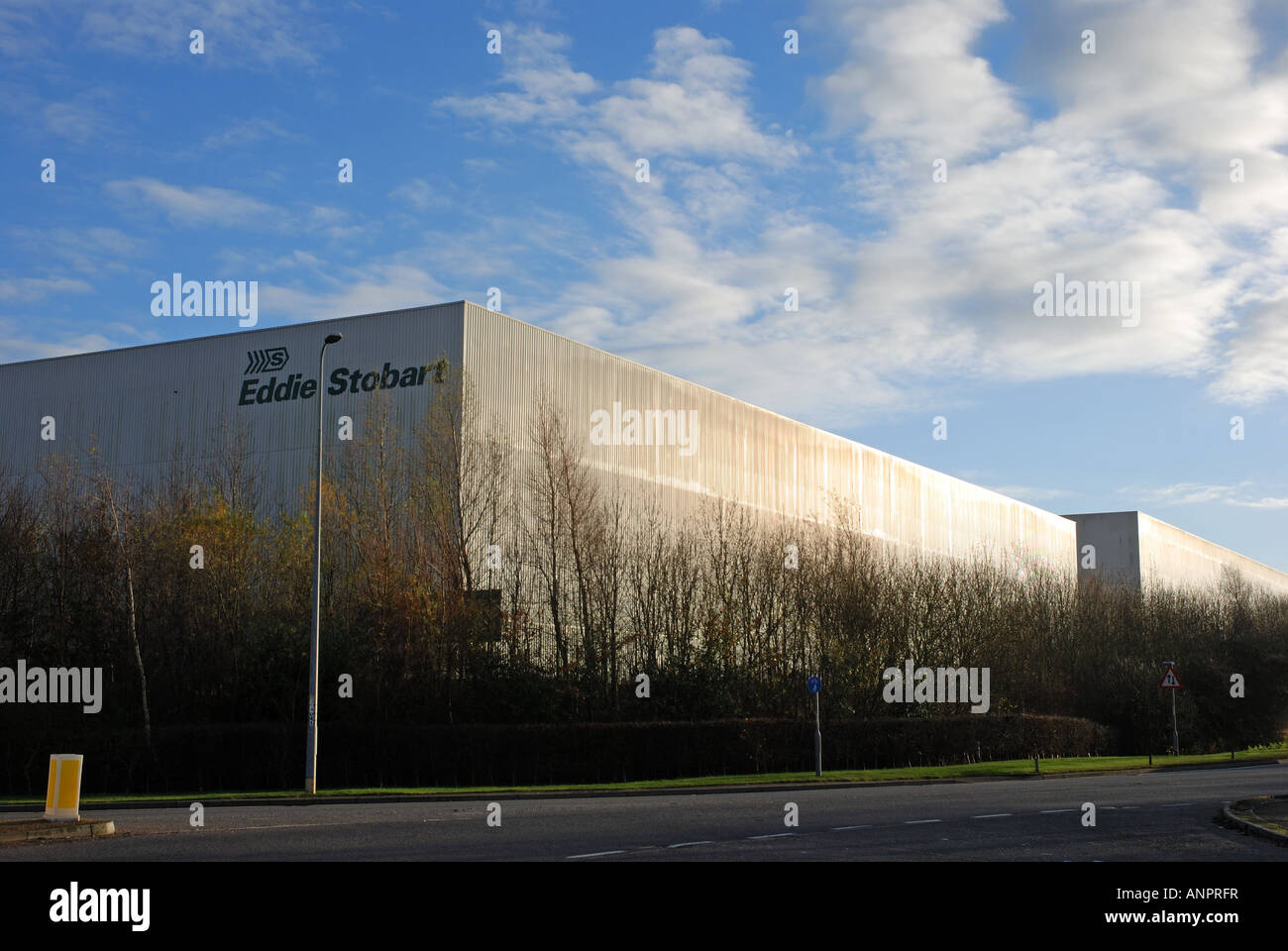 eddie-stobart-warehouse-dirft-crick-northamptonshire-england-uk