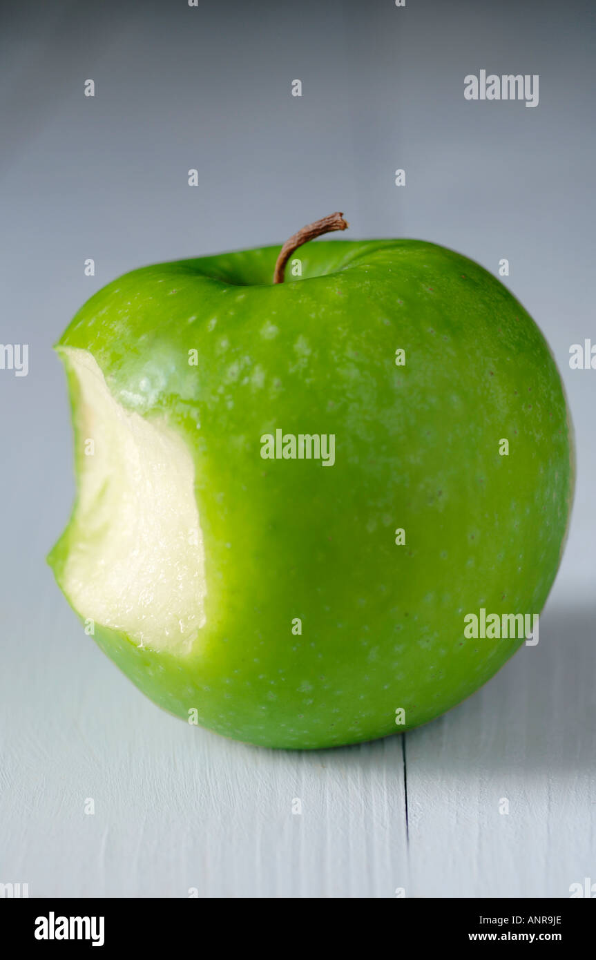 https://c8.alamy.com/comp/ANR9JE/granny-smith-apple-with-bite-taken-out-ANR9JE.jpg