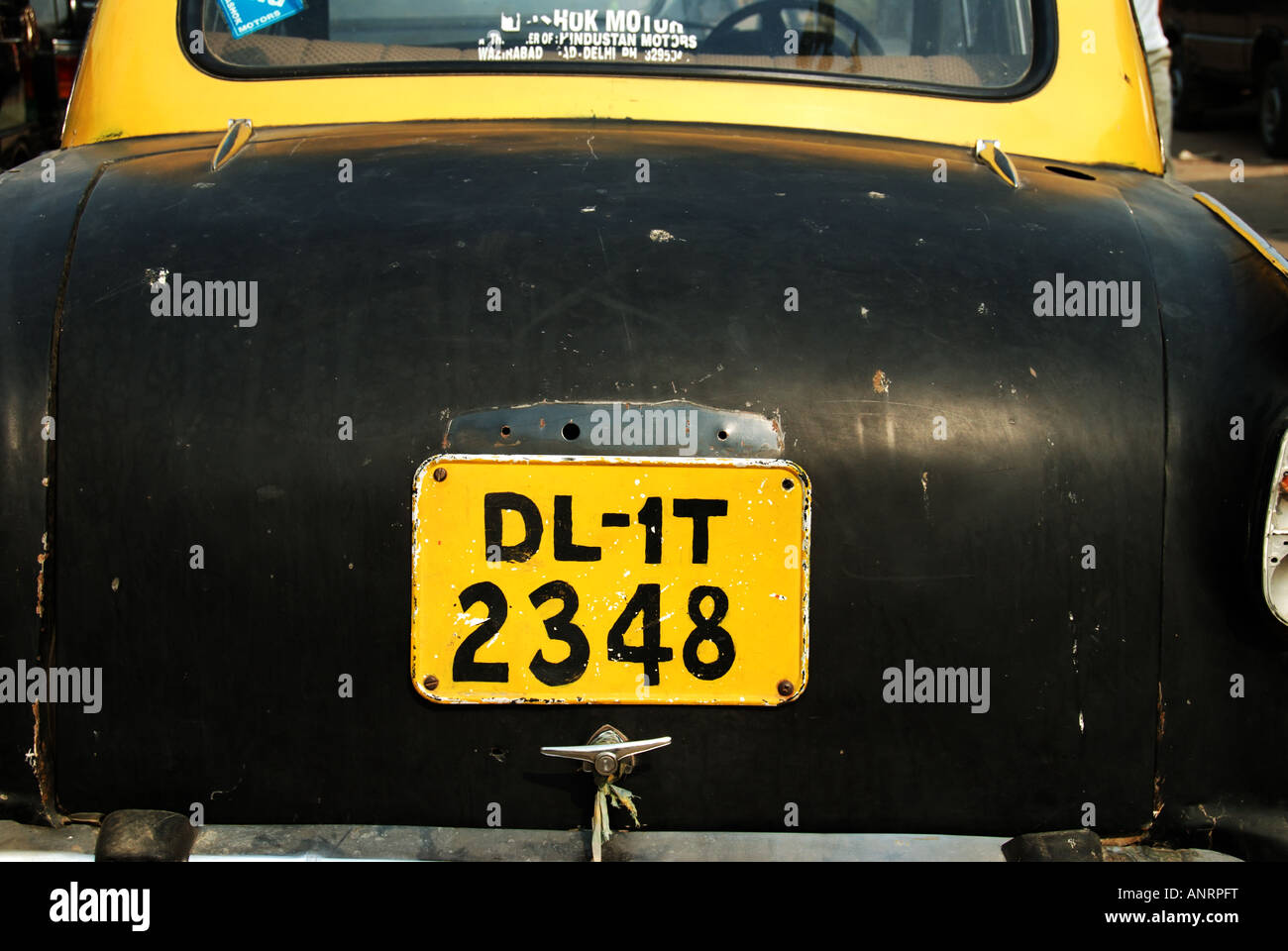 Detail of a beat up yellow and black Indian taxi with the number plate DL  IT 2348 Stock Photo - Alamy