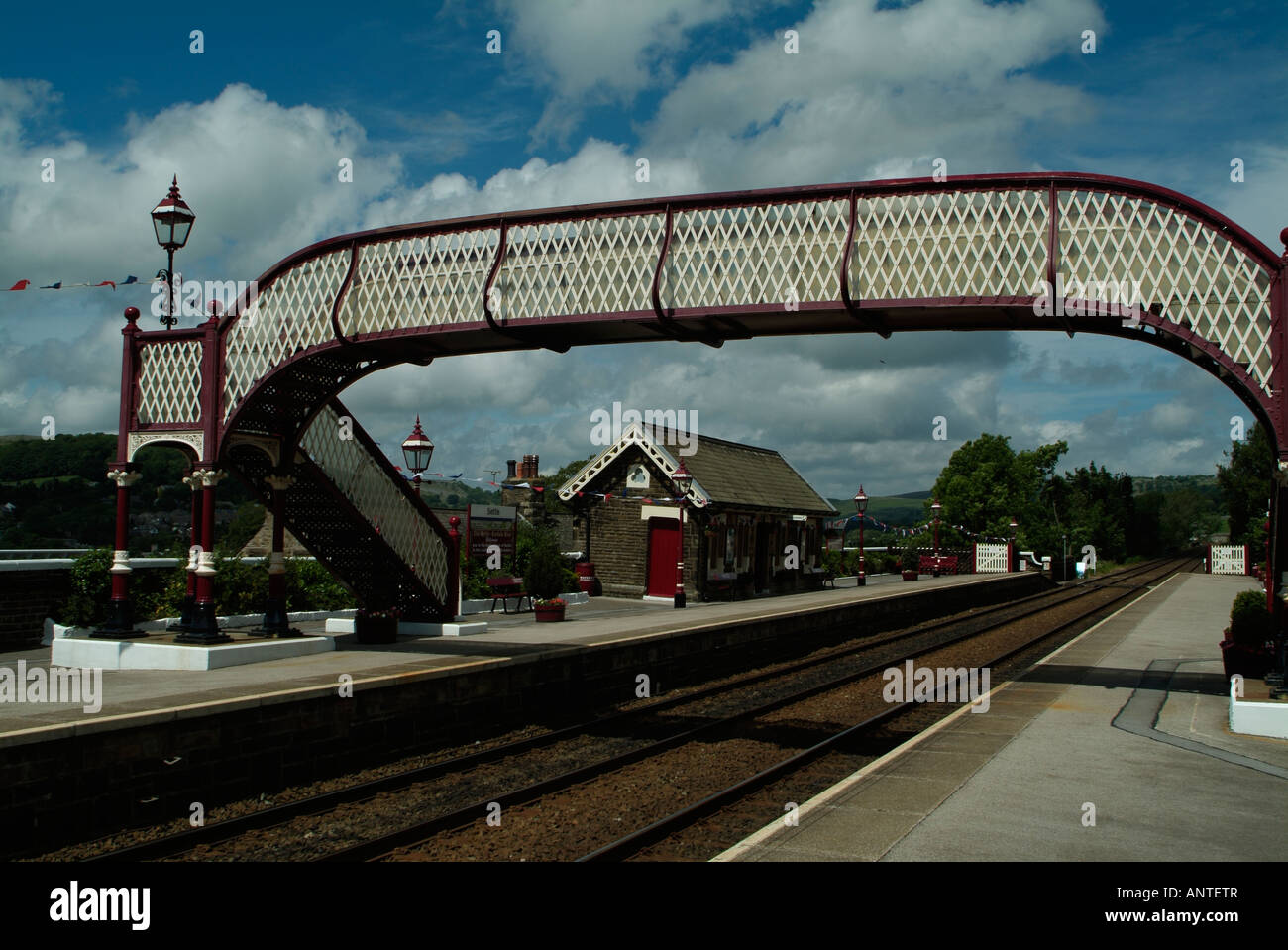 Footbridge over the settle carlisle railway at settle station Stock Photo