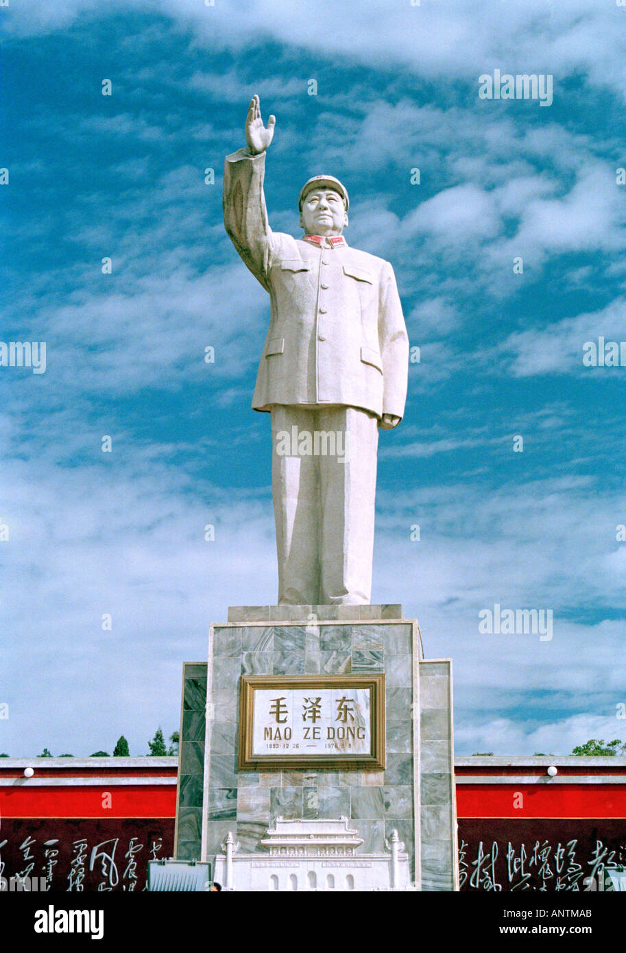 STATUE OF CHAIRMAN MAO TSE TUNG LIJIANG YUNNAN PEOPLE'S REPUBLIC OF CHINA Stock Photo
