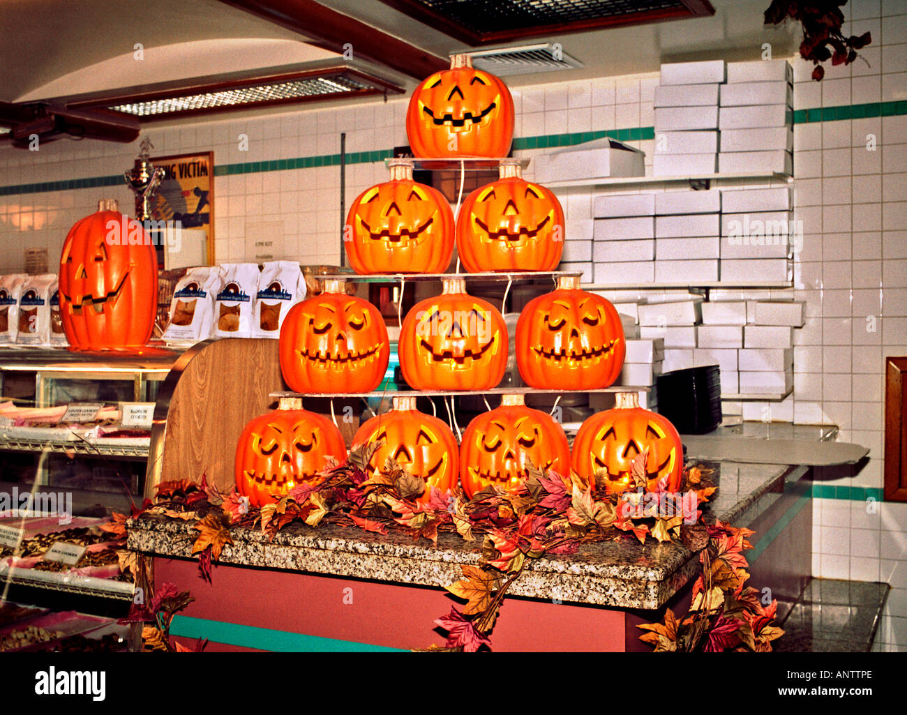 Halloween bakery store display of Jack o'Lanterns for sale Stock Photo