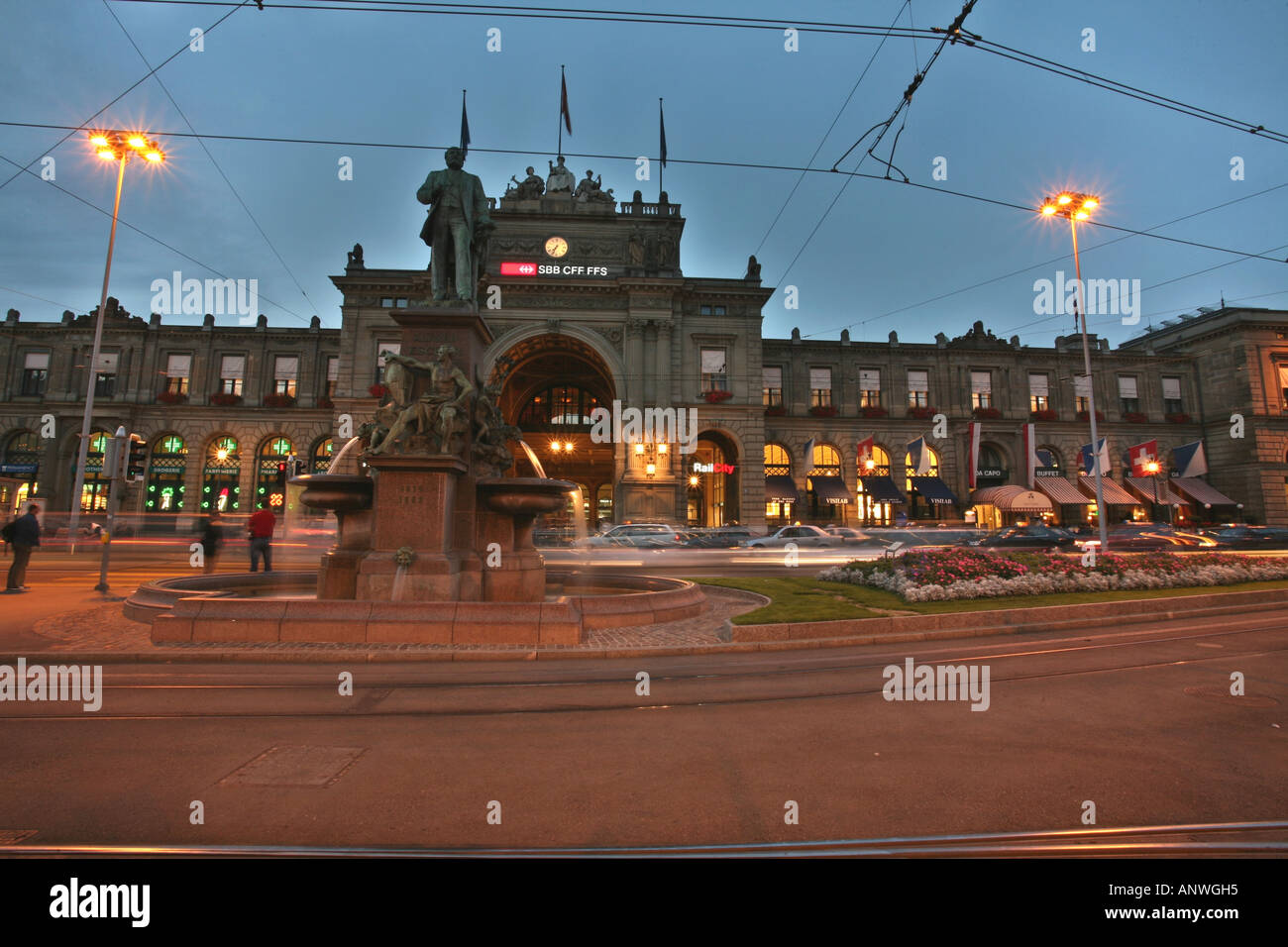 Front view of the mainstation with the statue of Alfred Escher, Zurich, Switzerland Stock Photo