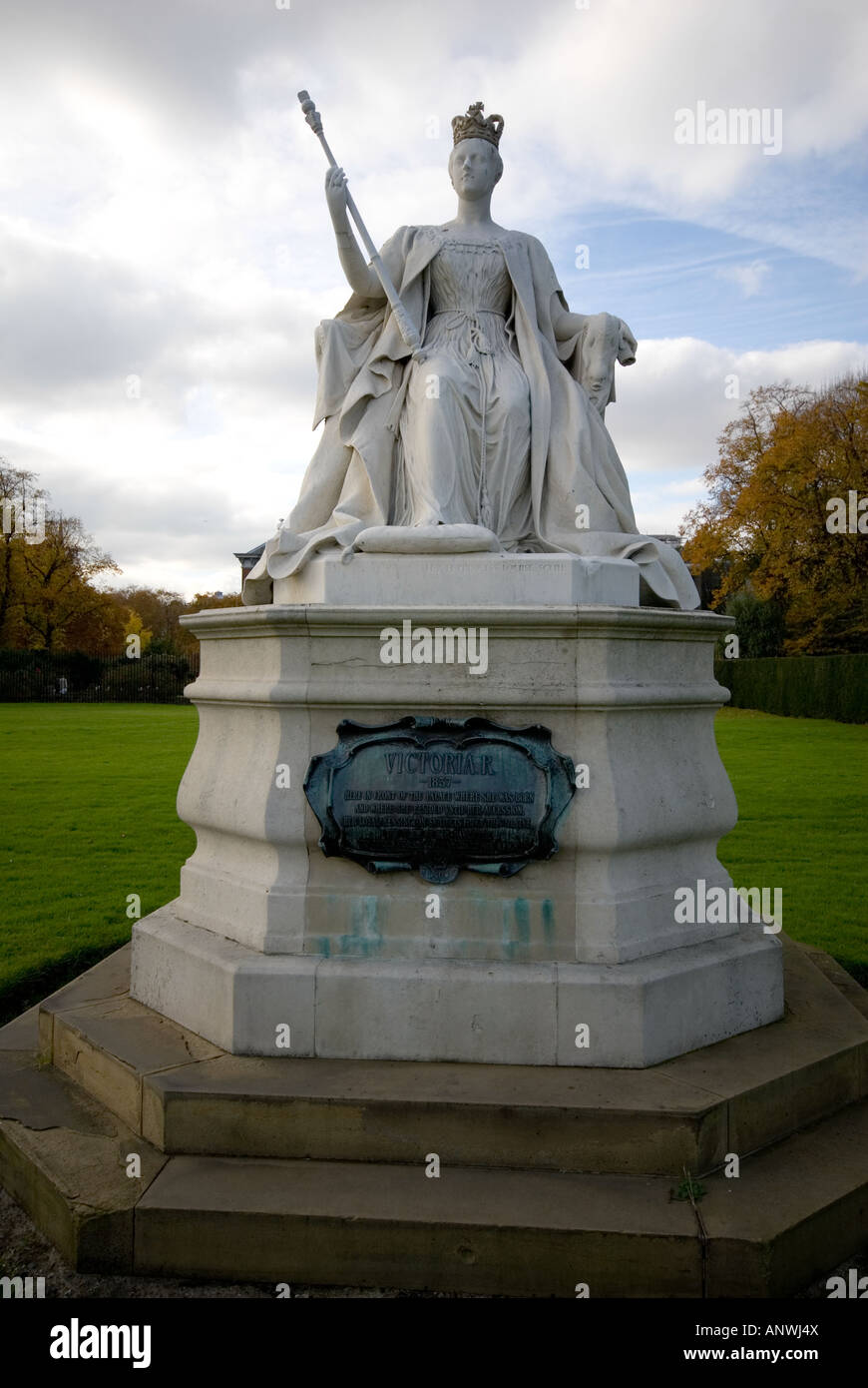Queen Victoria statue Kensington Gardens London Stock Photo Alamy