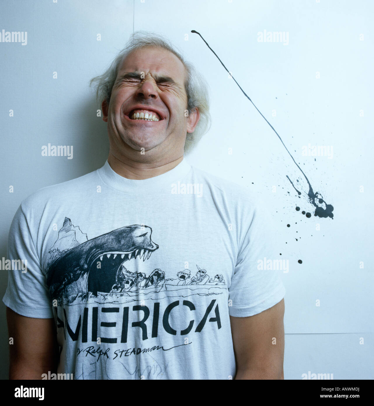 Artist, political cartoionist and illustrator Ralph Steadman screaming in white ‘America’ t-shirt Stock Photo