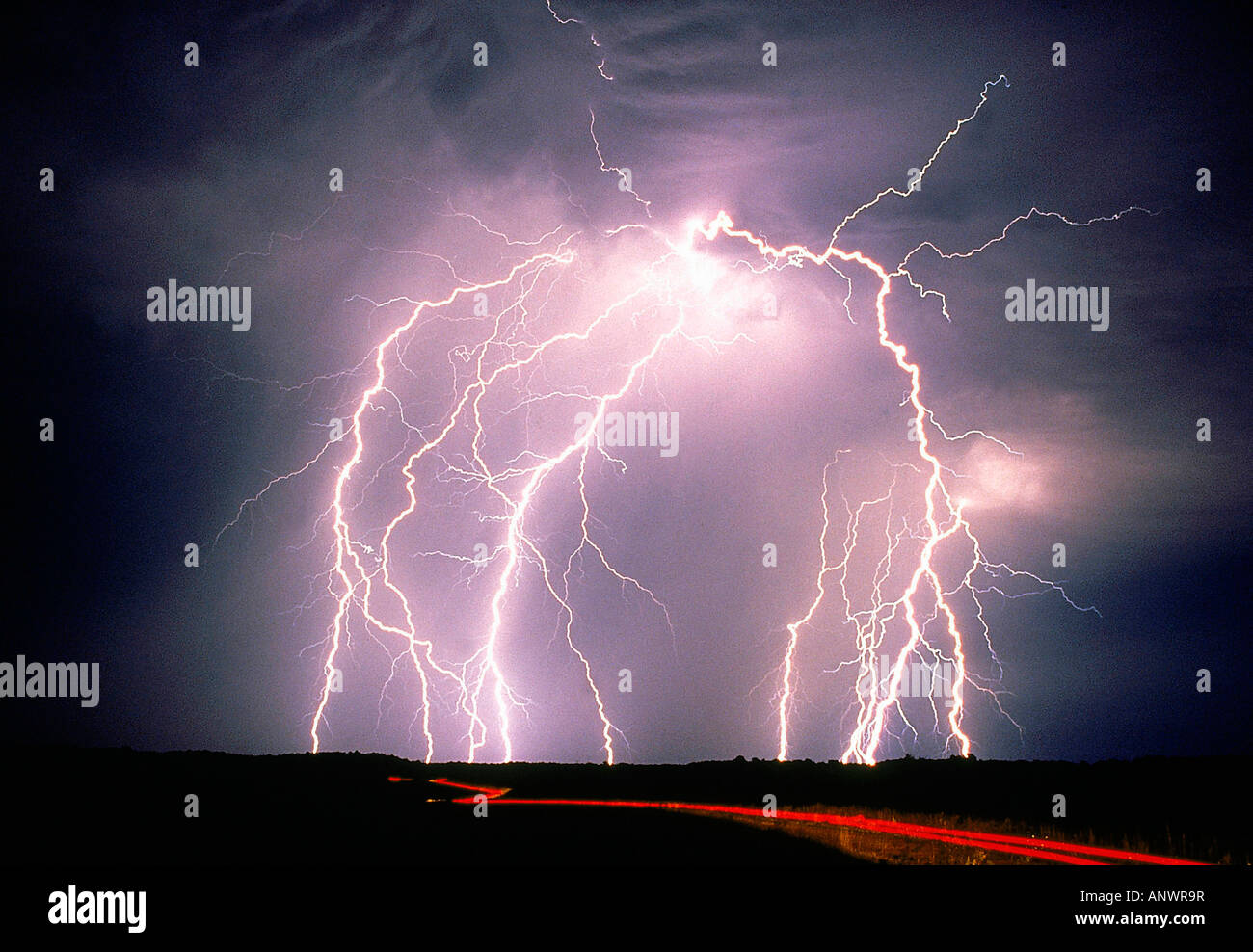 ECLAIR FLASH OF LIGHTNING NATURE ENVIRONNEMENT NATURAL ELEMENT NATUREL  ENVIRONMENT ORAGE NUIT NIGHT LUMIERE LIGHT STORM THUNDERS Stock Photo -  Alamy