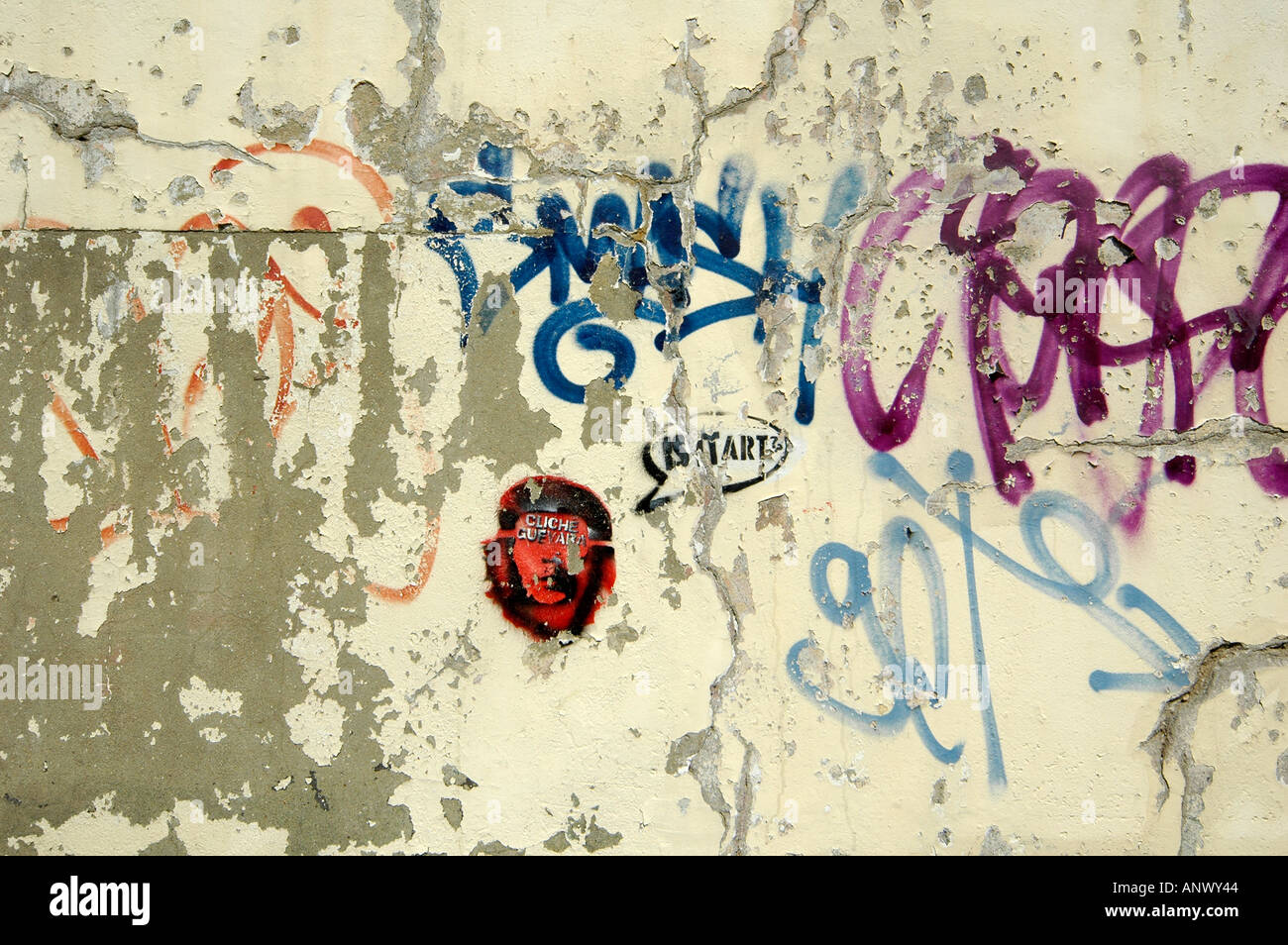 graffitti graffiti grafiti on wall showing person che guevara icon logo Stock Photo
