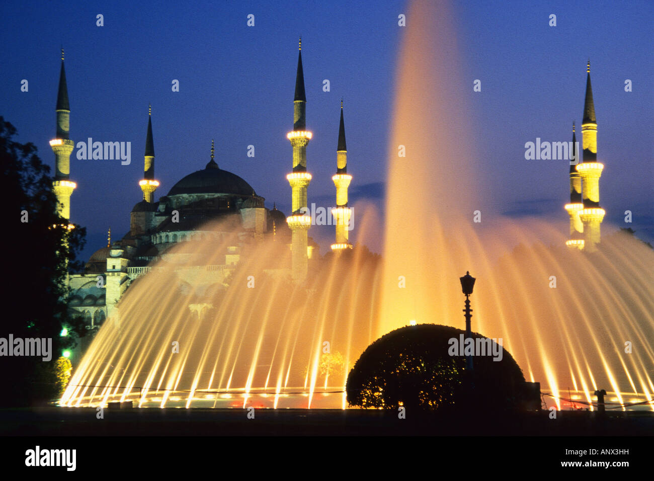 Blue mosque fountain landmarks istanbul hi-res stock photography and ...