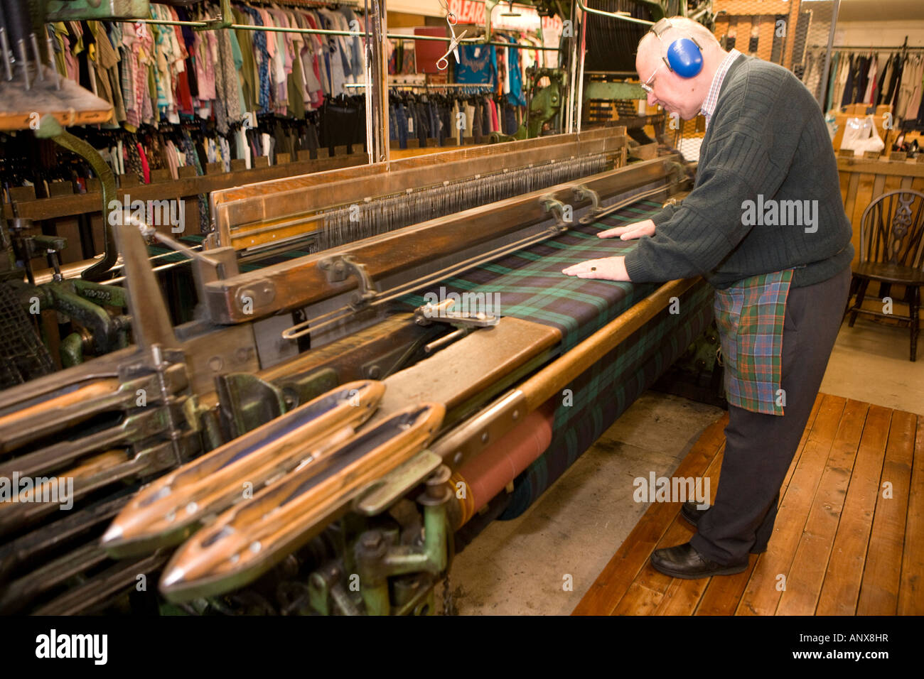 Moffat Woollen Mill weaver George Jackson weaving tartan cloth on a Hattersley's Standard loom Scotland UK Stock Photo