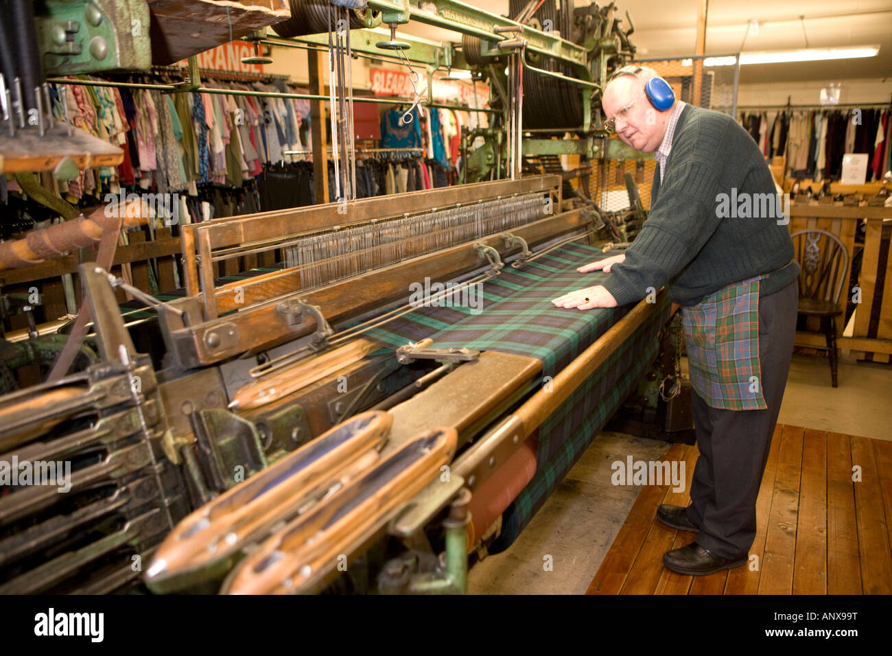 Moffat Woollen Mill weaver George Jackson weaving tartan cloth on a Hattersley's Standard loom Scotland UK Stock Photo