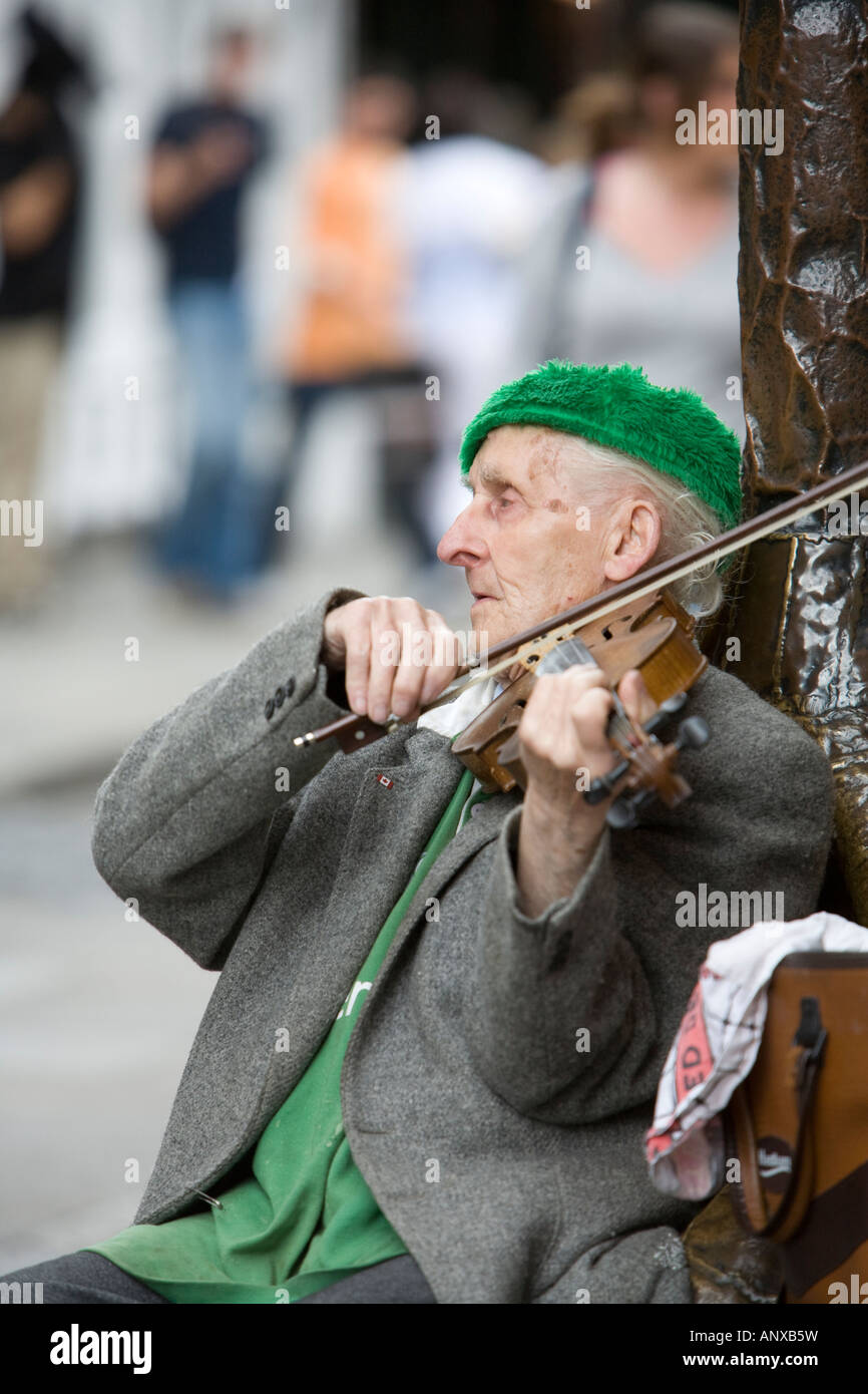 old man playing fiddle in dublin, ireland Stock Photo