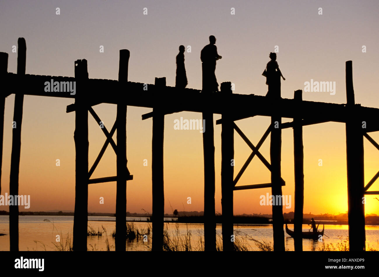 U bein bridge crossing boat hi-res stock photography and images - Alamy